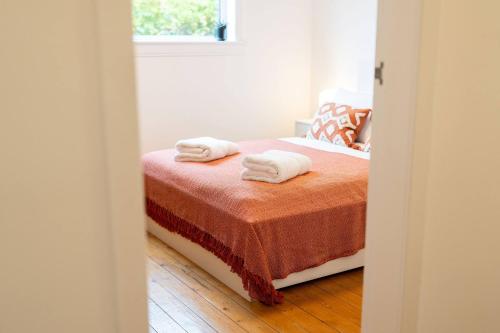 a bedroom with a bed with two towels on it at Taigh Tatha in Broughty Ferry