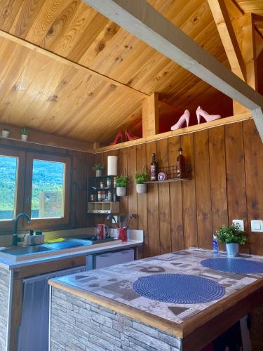 - une cuisine avec une grande île dans une chambre dotée de murs en bois dans l'établissement La love room des alpes, à Guillestre