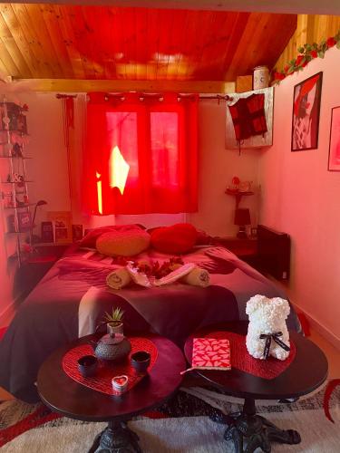 - une chambre avec un lit et une fenêtre rouge dans l'établissement La love room des alpes, à Guillestre