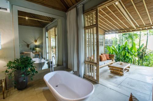 bagno con vasca e patio. di Bloomfield Umalas a Canggu