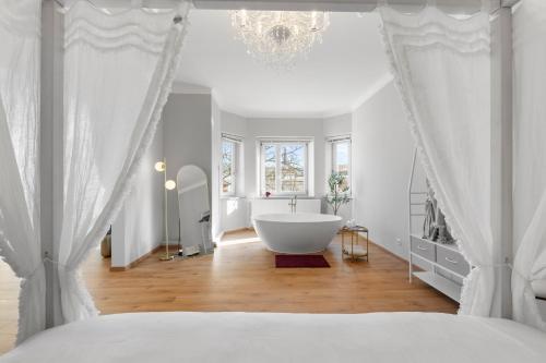 Postel nebo postele na pokoji v ubytování Boutique-Apartment Liebelei Miesbach, zentral, Terrasse, Parkplatz