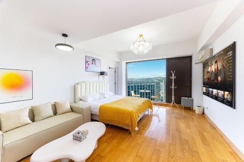 Televisyen dan/atau pusat hiburan di Azure Haven Seaview Suites Shilaoren Coast