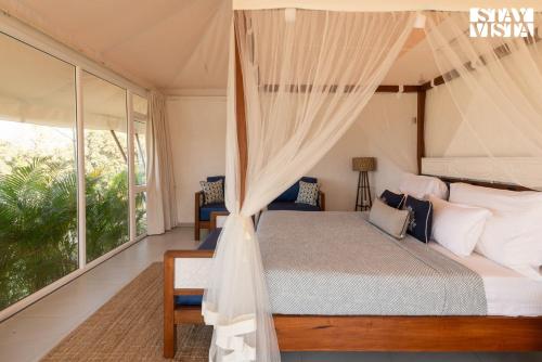 Ένα ή περισσότερα κρεβάτια σε δωμάτιο στο StayVista at Vaana - Glamping Tents, Jacuzzi, Pool