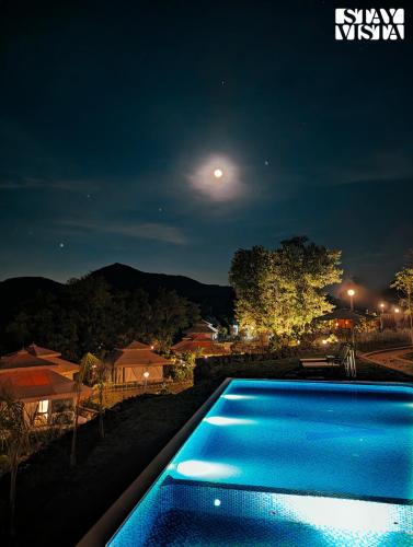 Πισίνα στο ή κοντά στο StayVista at Vaana - Glamping Tents, Jacuzzi, Pool
