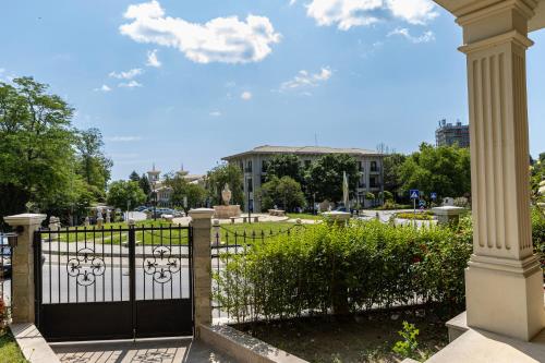 un cancello in un parco con un edificio sullo sfondo di Rabi Park Residence a Sveti Konstantin i Elena