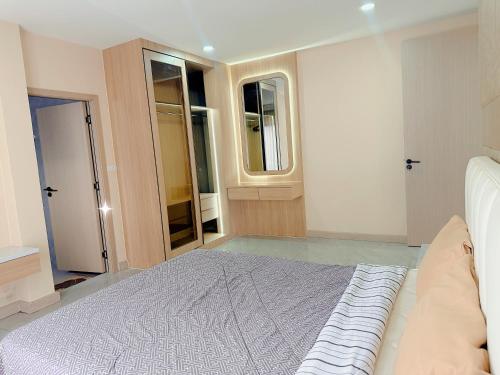a bedroom with a large bed and a window at Eakmongkol Luxury Five-Bedroom Pool Villa in Jomtien Beach