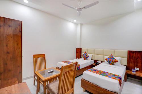 Katil atau katil-katil dalam bilik di FabHotel AVS Grand and Banquets - 500m from Gomti Nagar railway station, 1km from Lohia Park