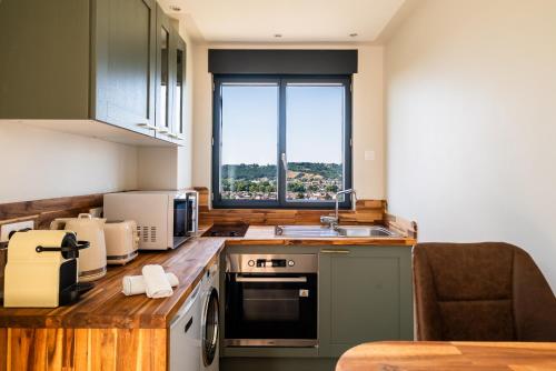 Dapur atau dapur kecil di MonAppart'Hôtel - Appartement Lumineux avec Clim et Parking