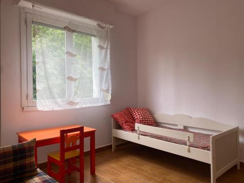a small room with a bed and a window at Apartamento Asturiano en Pravia in Pravia