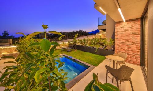 Kolam renang di atau dekat dengan Serenity Pearl