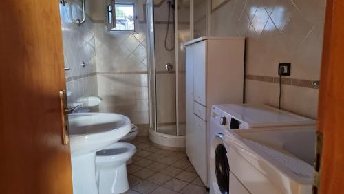 ein Badezimmer mit Toilette, Waschbecken und Dusche in der Unterkunft Villa Dei Santi, Taverna in Santa Maria di Castellabate