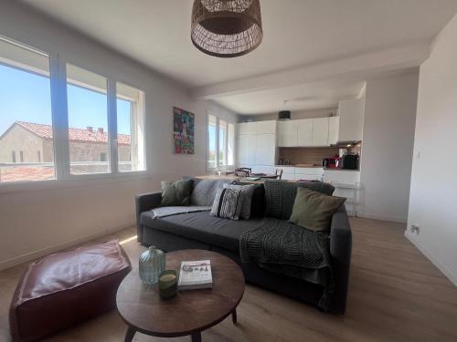 un salon avec un canapé et une table dans l'établissement Aix centre - Appartement Cosy avec Terrasse et Clim, à Aix-en-Provence
