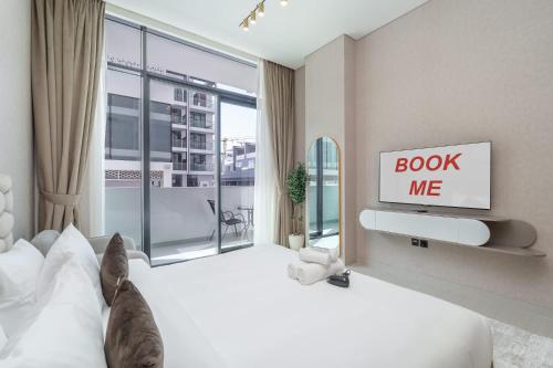 um quarto com uma placa de "me reserve" na parede em Spacious Apartment for 4 in JVC no Dubai