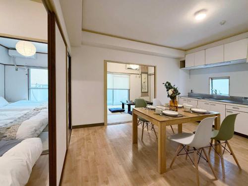 Η κουζίνα ή μικρή κουζίνα στο Dai3kuboi - Spacious 3BR Apt for 9 ppl near PeacePark