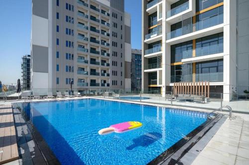 Luxury 1BR Hills Green View Mall & Downtown Dining Shopping