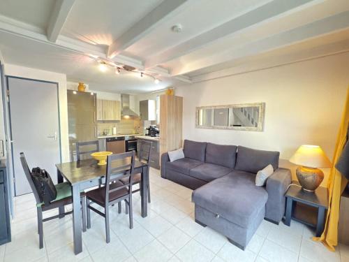 un salon avec un canapé et une table dans l'établissement Havre de paix a Vendres-Plage, maison avec jardin et piscine, à Vendres