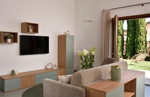 a living room with a couch and a tv at Borgo Verde in Vada