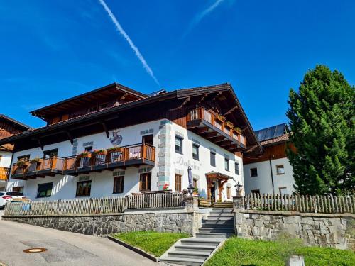 バーワングにあるHaus Daheimのバルコニー付きの白い大きな建物
