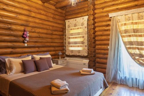 a bedroom with a bed in a log cabin at Yliessa Chalet in Domnista