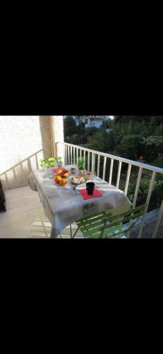 a table with fruit on it on a balcony at appartement à 5 min à pieds de la plage in Les Lecques