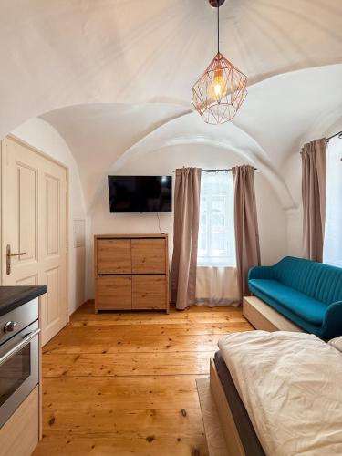 a bedroom with a bed and a tv in a room at Danube Holiday Homes Studio - Top 2 in Krems an der Donau