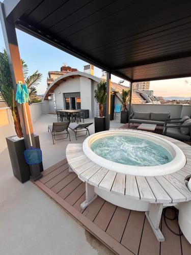 un jacuzzi en la terraza de una casa en Suite Panoramic Attico, en Terni