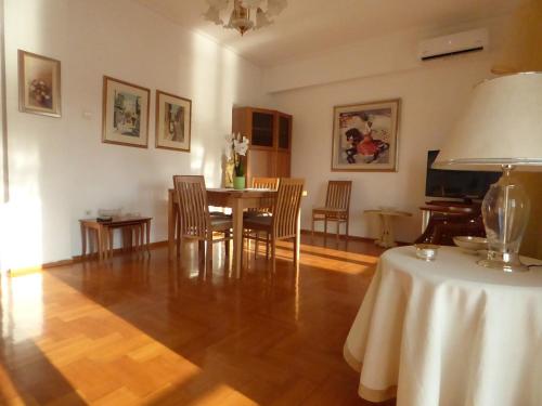 Χώρος καθιστικού στο Serenity View Apartment - Marina Zeas