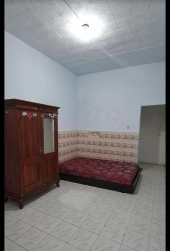 Zimmer mit einem Bett und einem Schrank in der Unterkunft Rindu Alam H in Nagrak