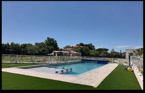 une grande piscine au-dessus d'une pelouse verdoyante dans l'établissement Valras-Loc La Dune - Sejour Marin avec Piscine, à Sérignan