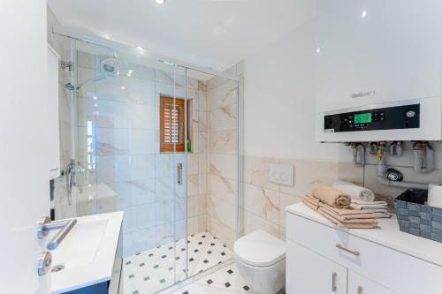 Ένα μπάνιο στο Flex SelfCheckIns 145 - Zagreb - 2 Bedrooms - Parking - Loggia