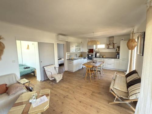 un salon avec un canapé et une table dans l'établissement Valras-Loc - Maison bord de mer 2 terrasses, à Valras-Plage