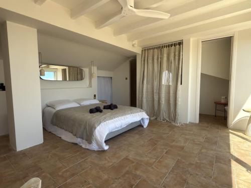 une chambre avec un lit et une grande fenêtre dans l'établissement Valras-Loc - Maison bord de mer 2 terrasses, à Valras-Plage