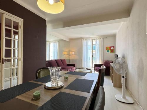 une salle à manger avec une table et un salon dans l'établissement Charmant T3 en centre ville Beziers avec parking, à Béziers