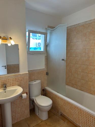 a bathroom with a toilet and a sink at Perl del mar in M'diq