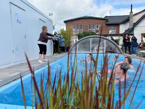 a group of people standing around a swimming pool at Urlaub nahe der Peene nähe der Ostsee in Rustow