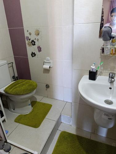 a bathroom with a toilet and a sink at Logement tout confort, équipé ! in Casablanca