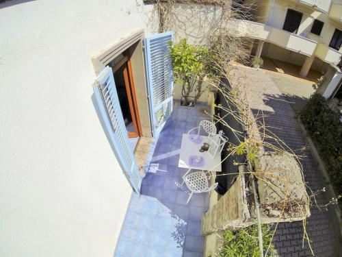an overhead view of a patio with a table and a building at Zì Maria in Marina di Cecina