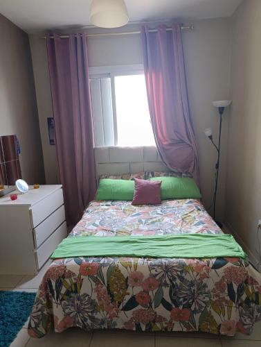 a small bedroom with a bed with a window at Logement tout confort, équipé ! in Casablanca