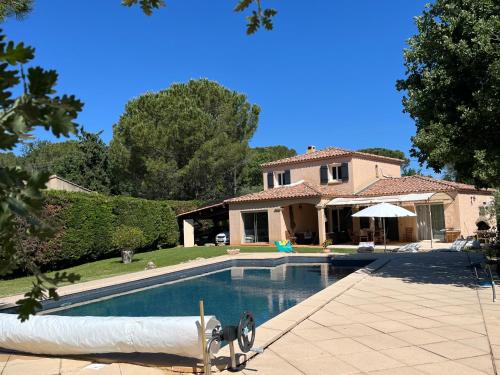 une maison avec une piscine devant une maison dans l'établissement Villa Provençale piscine privée, à Saint-Maximin-la-Sainte-Baume