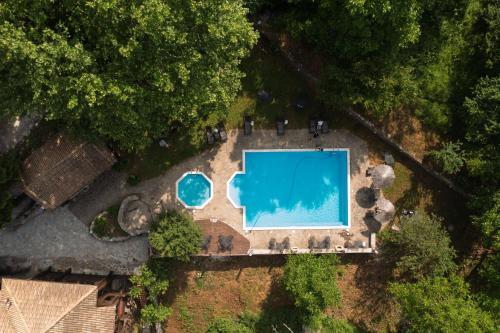 an overhead view of a swimming pool in a yard at Yliessa Chalet in Domnista