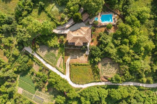 an overhead view of a house in the forest at Yliessa Chalet in Domnista