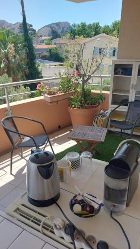 une bouilloire sur un comptoir sur un balcon dans l'établissement Belle chambre avec terrasse, à La Ciotat