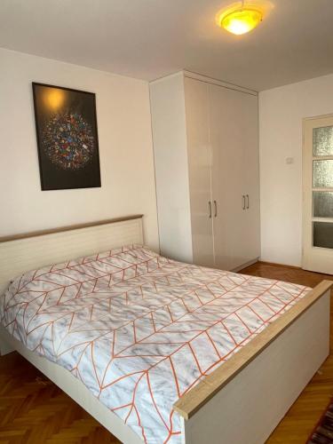 Llit o llits en una habitació de Central Apartment