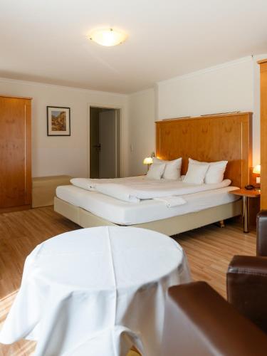 a hotel room with two beds in a room at Wellnesshotel Rothfuß mit Spa und 2 Schwimmbädern in Bad Wildbad
