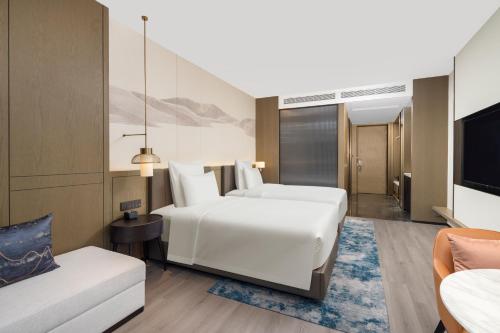Ένα ή περισσότερα κρεβάτια σε δωμάτιο στο Pullman Taizhou Shenxianju