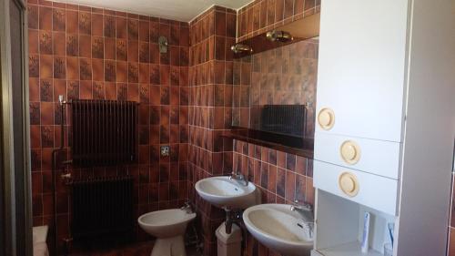 a bathroom with two sinks and two toilets at Bernard bnb in Veliko Mlačevo