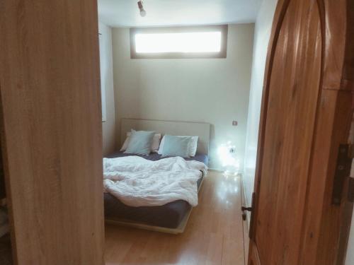 a small bedroom with a bed with a window at Birds House in Casablanca