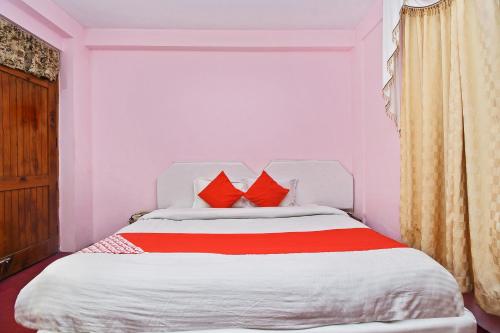Postel nebo postele na pokoji v ubytování Hotel O Sukhsagar