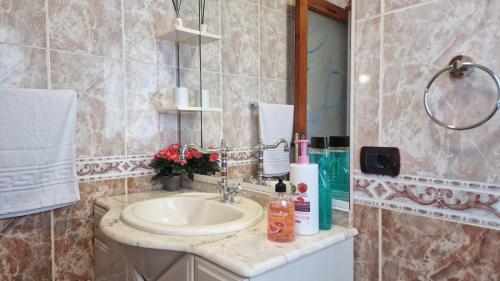 Ένα μπάνιο στο Cozy Izan Drago Apartment in Icod de los Vinos