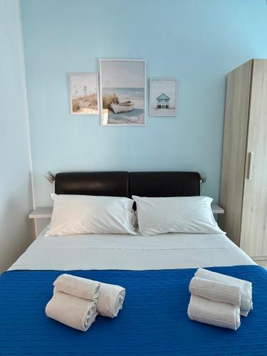 a bed with two towels on top of it at Dimora Il Girasole in Torre San Giovanni Ugento